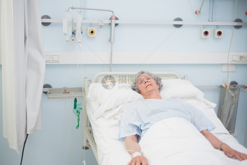 睡在医疗床上的老年病人图片