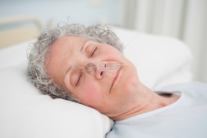 病人睡在医疗床上午睡疾病女士安慰眼睛诊所老年女性枕头白发图片