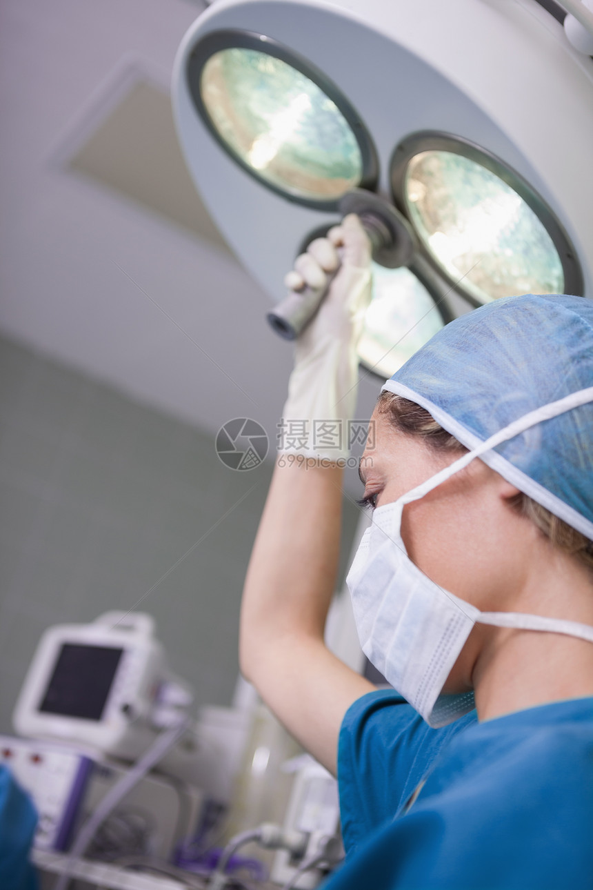 护士在动手术灯图片