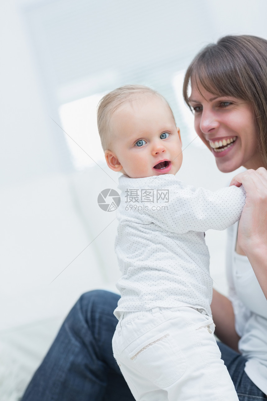 母亲怀着婴儿童年快乐女性享受开幕式女士感情微笑家庭孩子图片