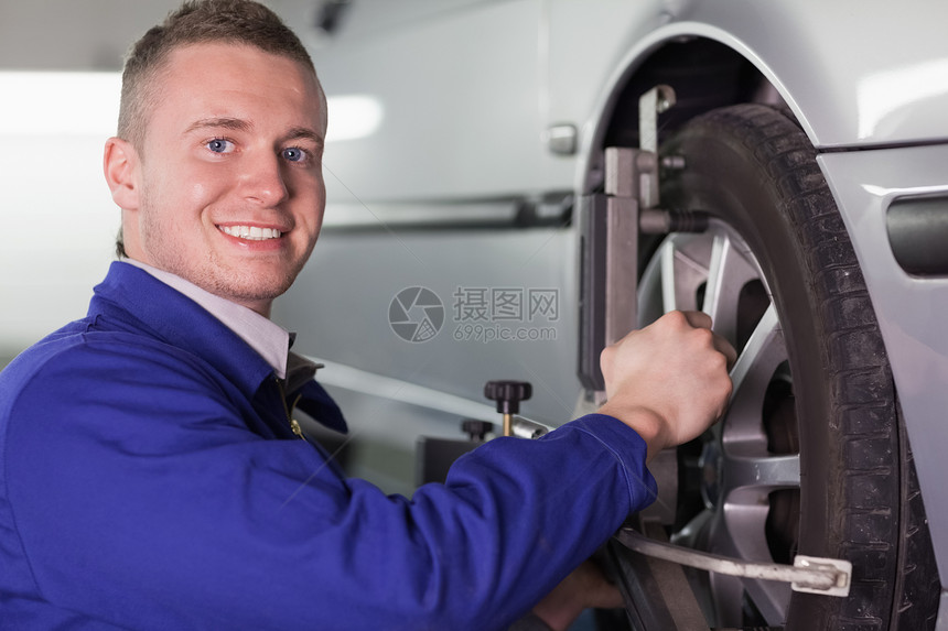 更换车轮机男性修理工男人运输微笑机械师车轮作坊机械轮毂图片