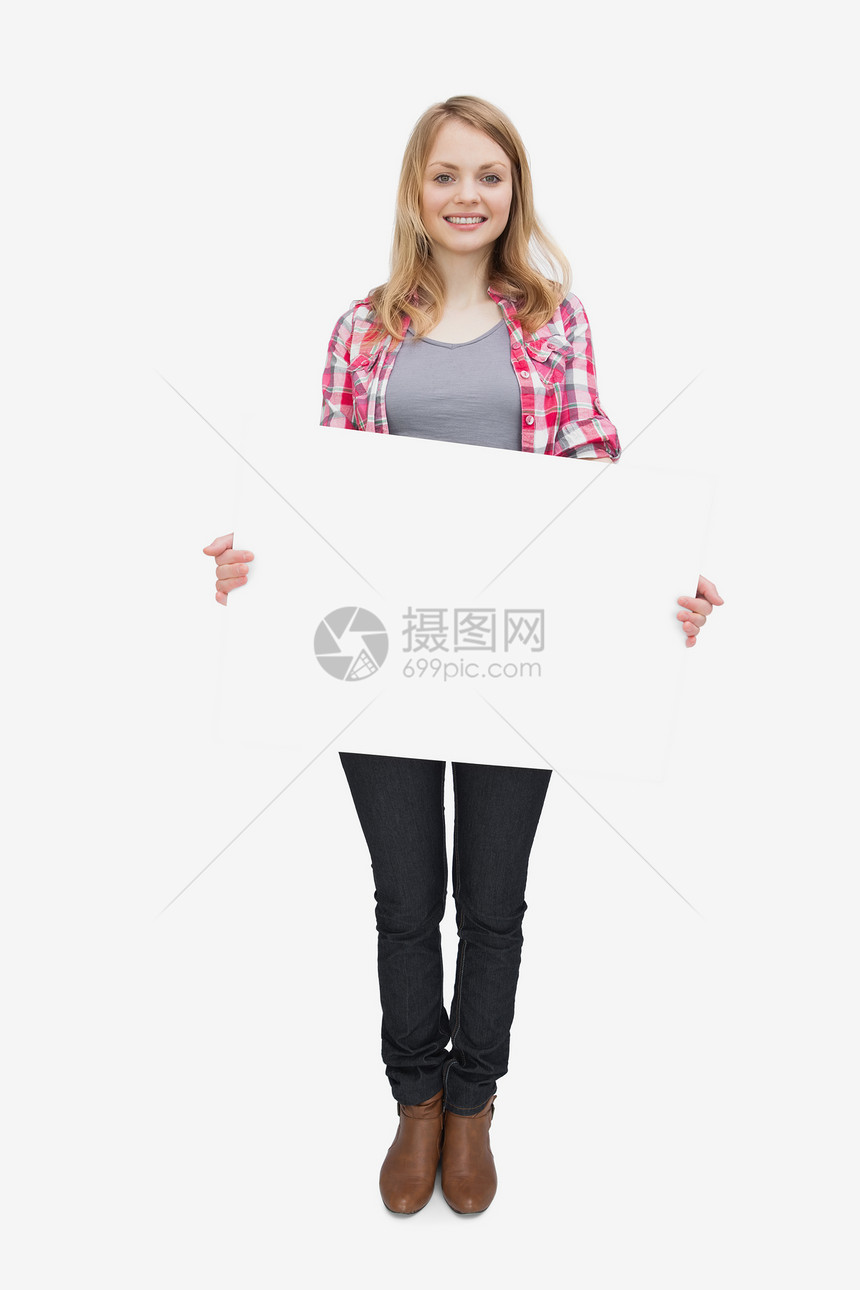 妇女站着时持空白板的妇女图片