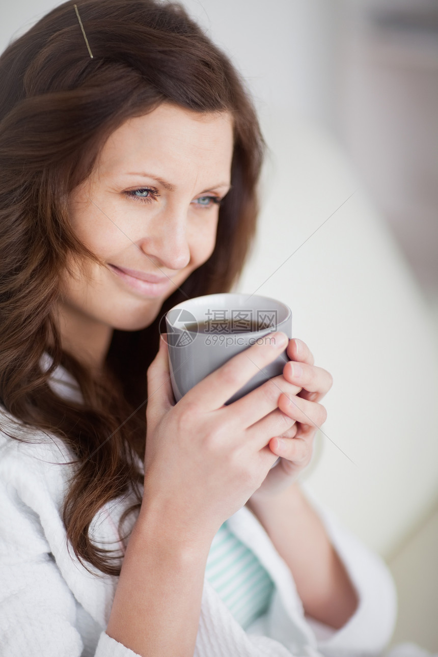 女人拿着一杯咖啡杯子图片