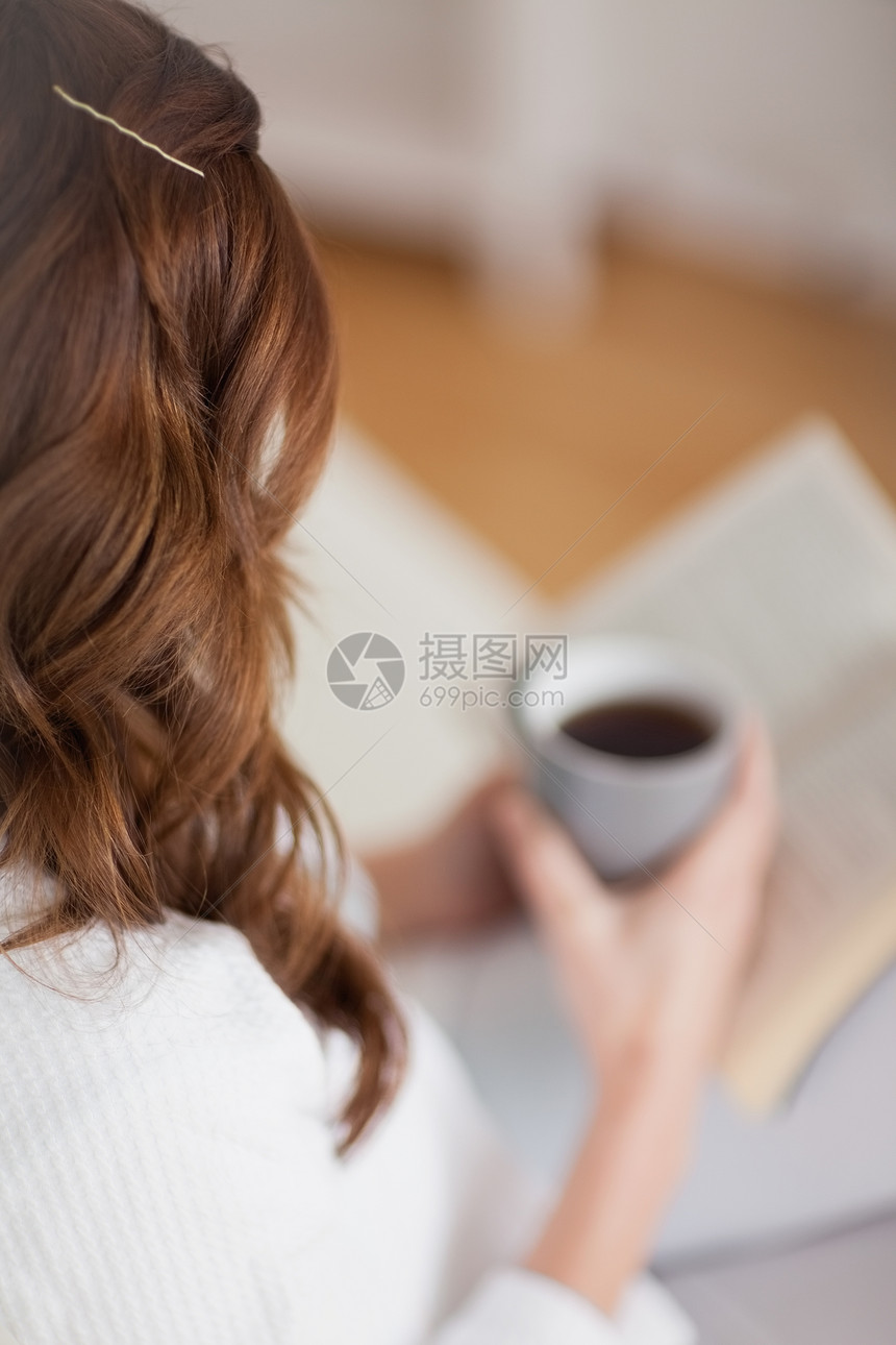 关注一个拿着咖啡杯的女人图片