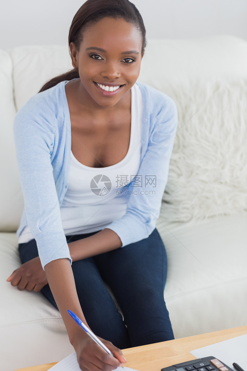 黑人女人坐在沙发上笑着笑图片