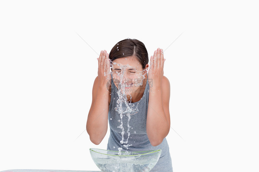 年轻女子用水浇洗脸的女青年图片