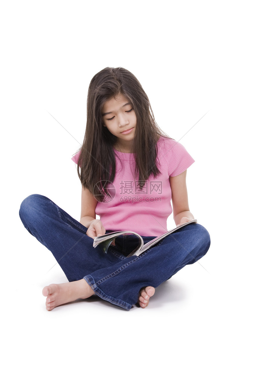 坐在地板上看杂志的小女孩混血儿粉色地面混血孩子蓝色少数民族学习赤脚女孩图片
