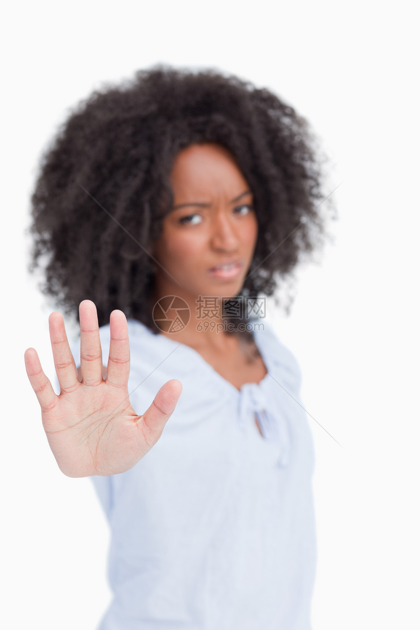 愤怒的年轻女青年 做手停手标志图片