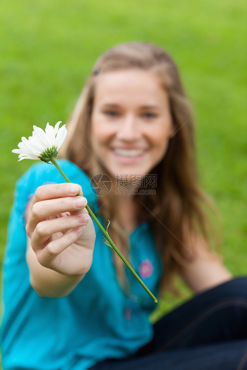 白花被一位微笑的年轻女子抱住图片