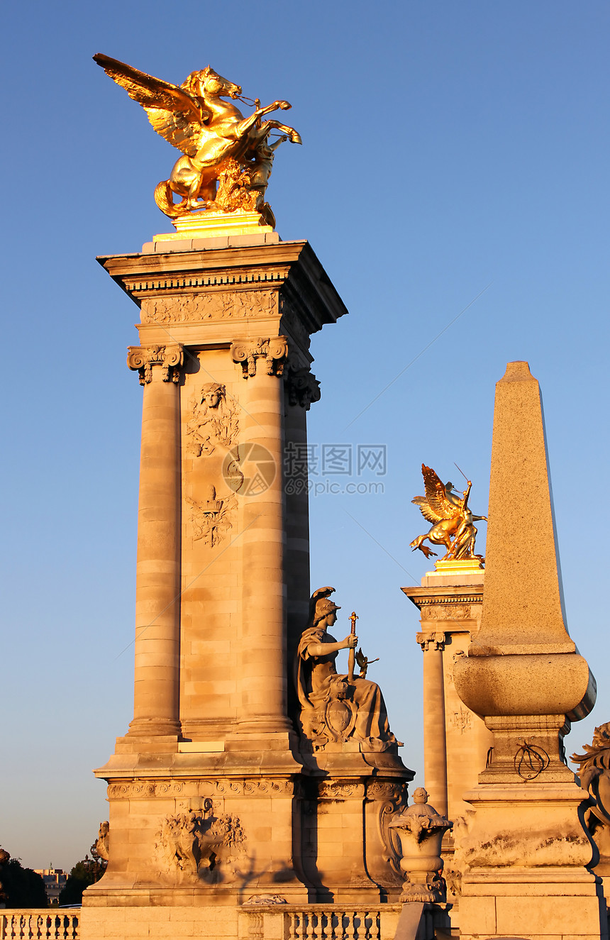 亚历山大三桥巴黎装饰历史性城市首都地标雕塑柱子雕像景观灯笼图片