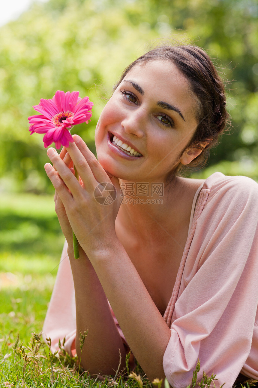 女人握着一朵花 在手上挥舞下巴图片