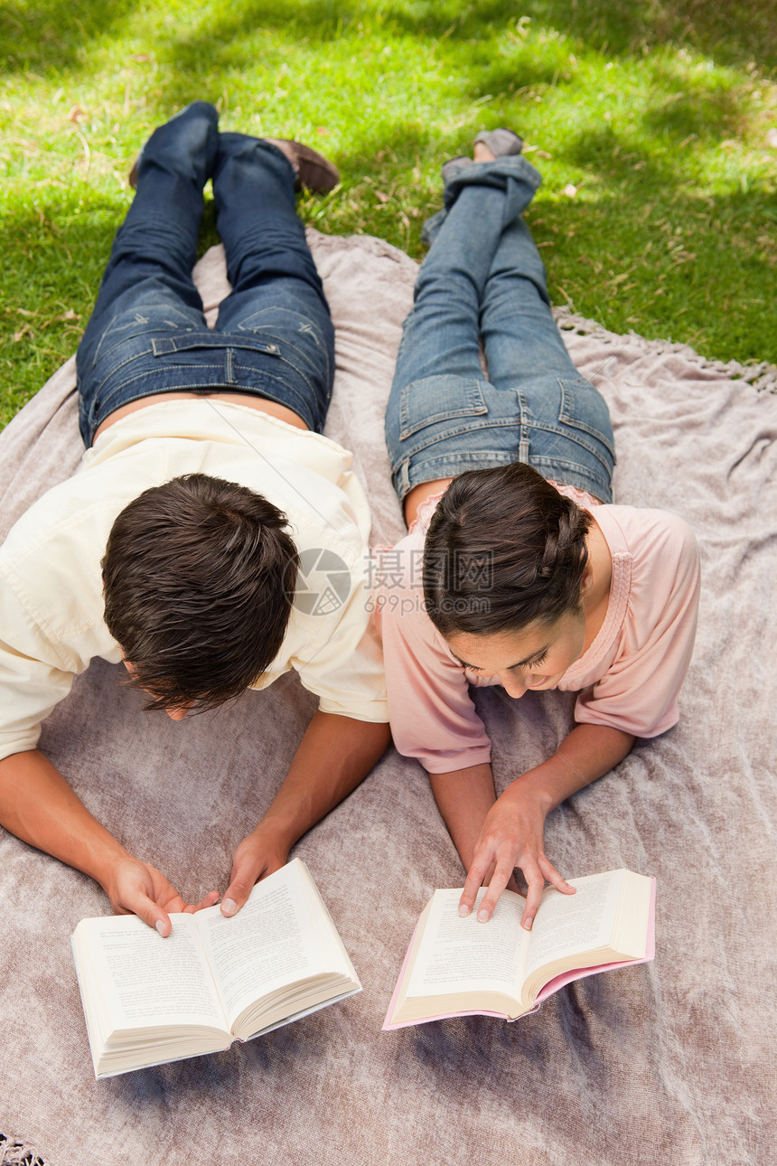 两位朋友在躺下时阅读的高视线图片