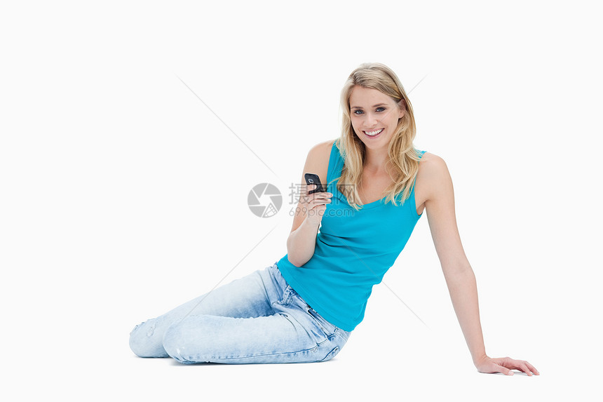 一个女人笑着对着镜头微笑 拿着手机图片