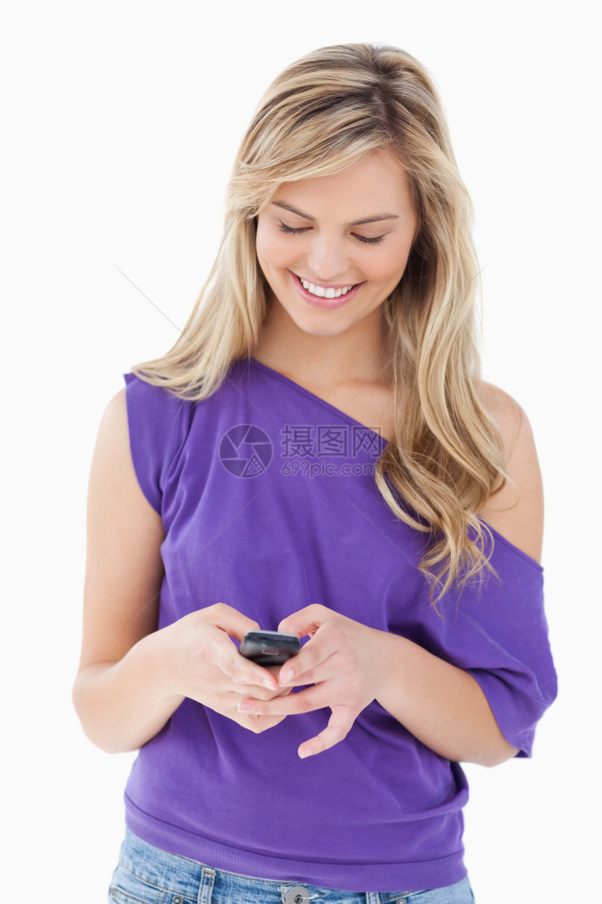 带着手机微笑的金发女人沟通女性影棚快乐金发女郎外表电话图片