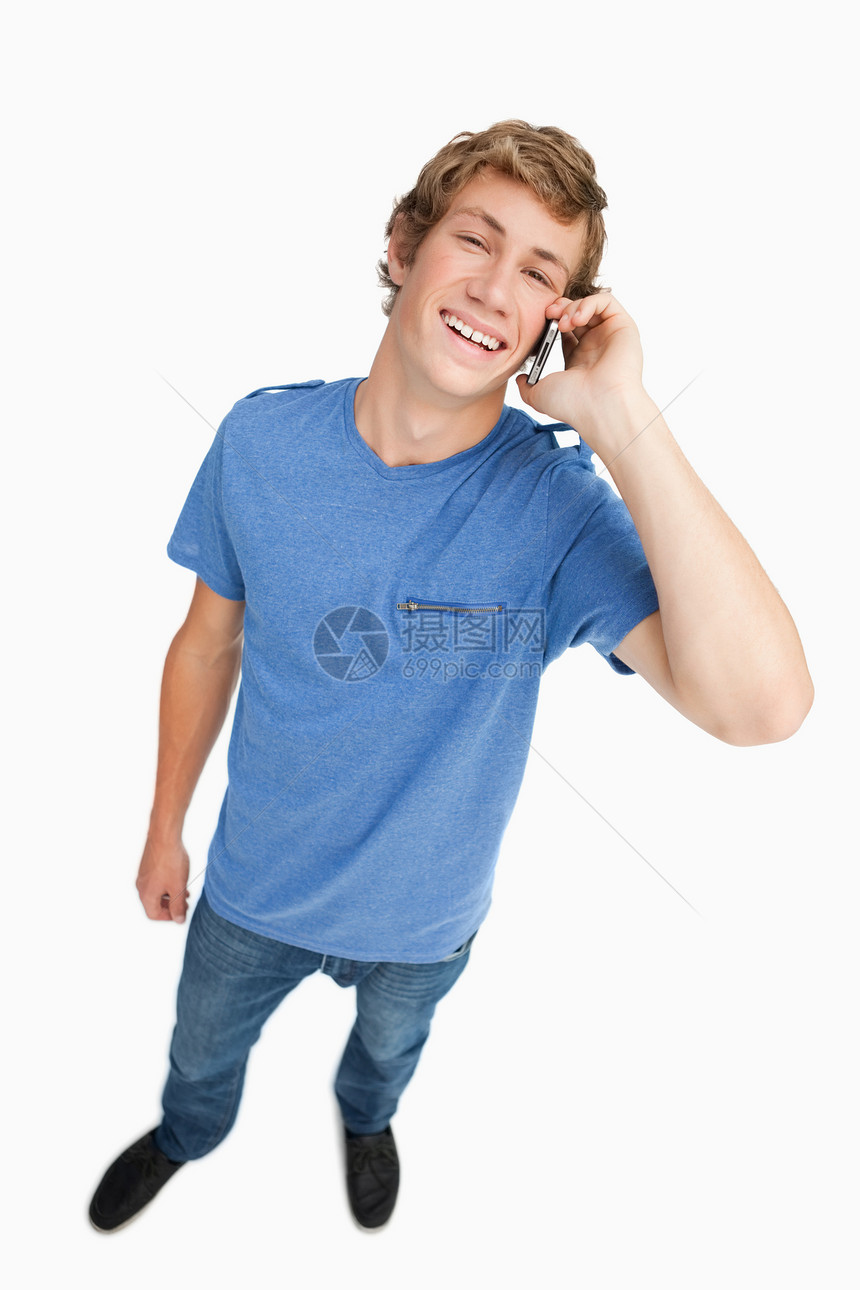 一位在电话上笑着的男生学生的鱼眼观图片