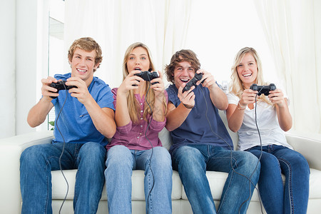 洼之三一群朋友一起玩电玩游戏的背景