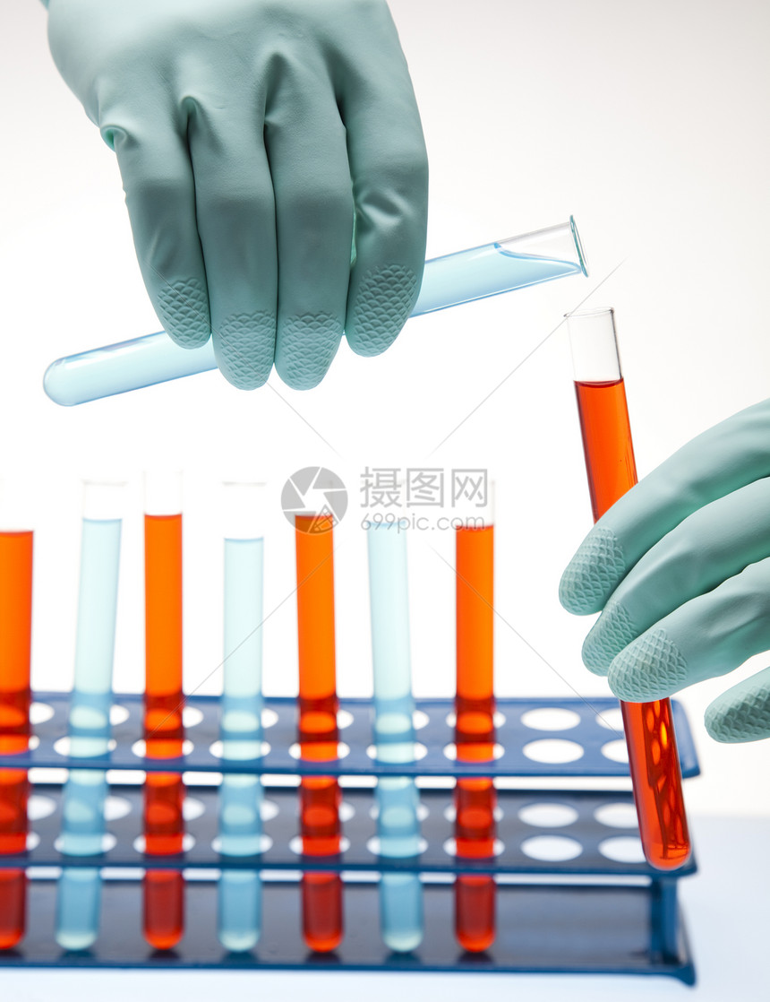 科学家在实验室中工作科学青色紫色保健玻璃危害生物学卫生吸管探索图片