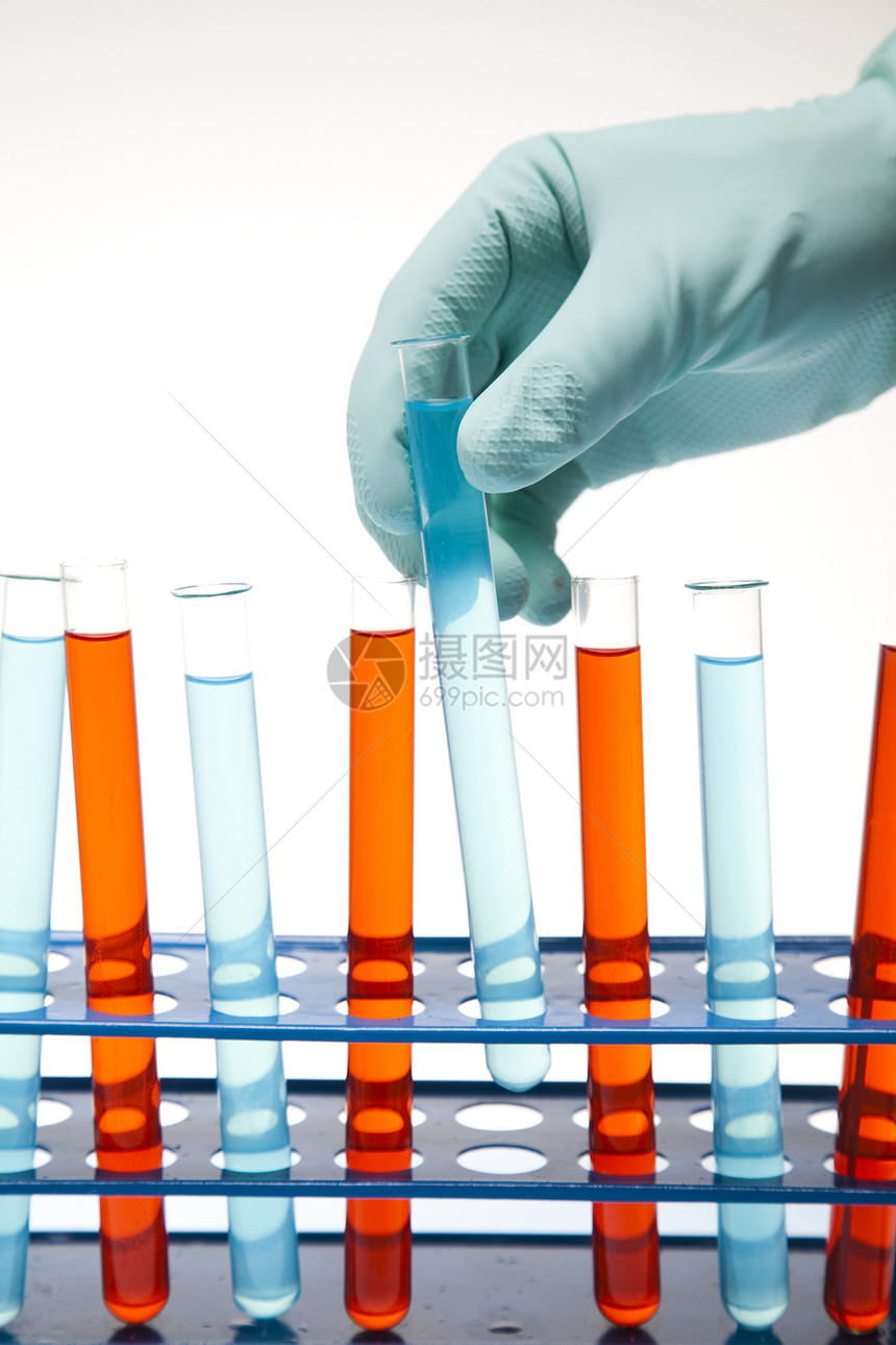 科学家在实验室中工作探索生物学解决方案卫生液体彩虹化学紫色玻璃科学图片