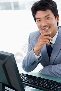 使用计算机的快乐管理者的肖像企业家高清图片素材