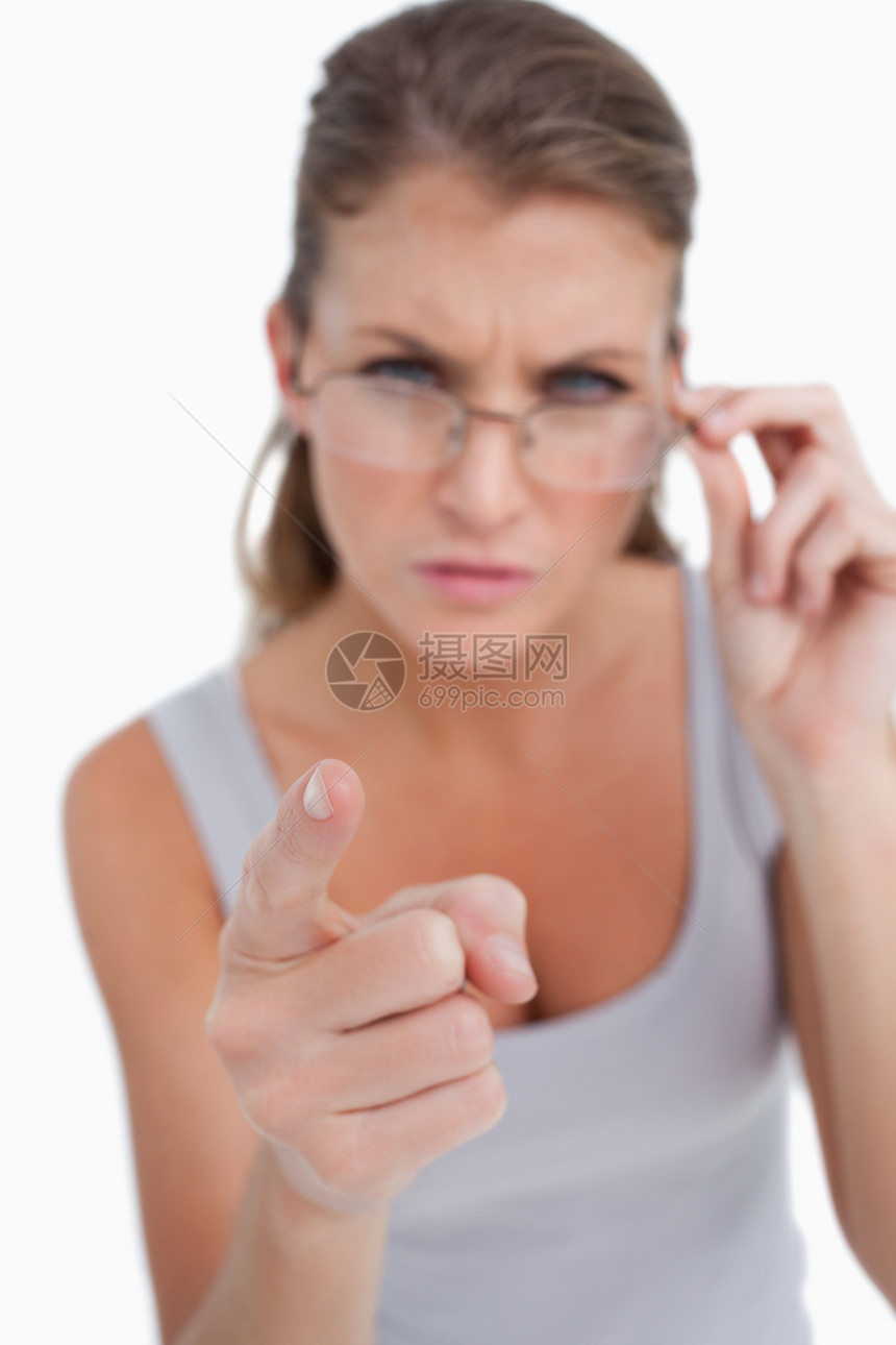 一名带着眼镜的愤怒妇女用眼镜指着观众的肖像图片