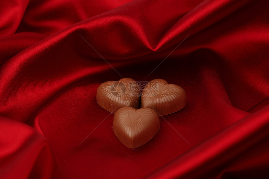 红沙子上的糖果心金子食物丝带生日小吃礼物甜点展示正方形盒子图片