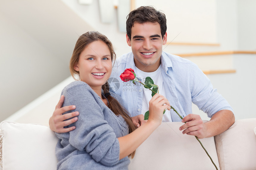 年轻男子向妻子献玫瑰图片