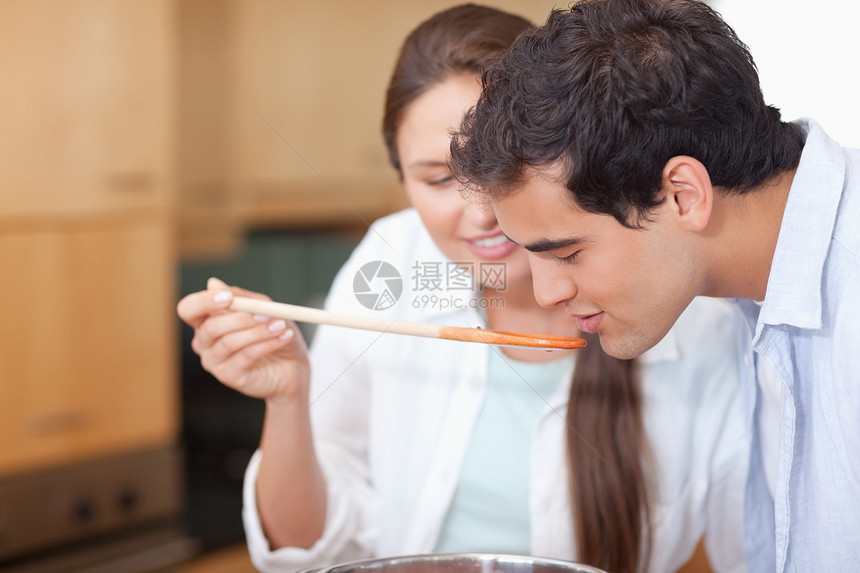 近距离接近一个男人 在尝试他妻子的酱汁图片