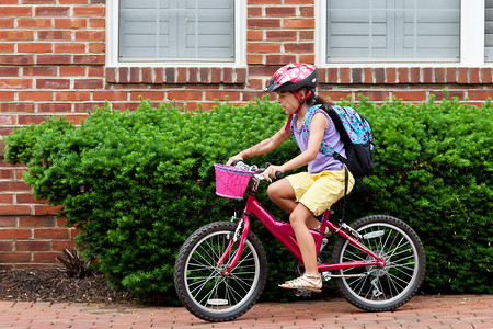 儿童骑车到学校体育女性教育行李人行道学生安全陆运说明家庭背景图片