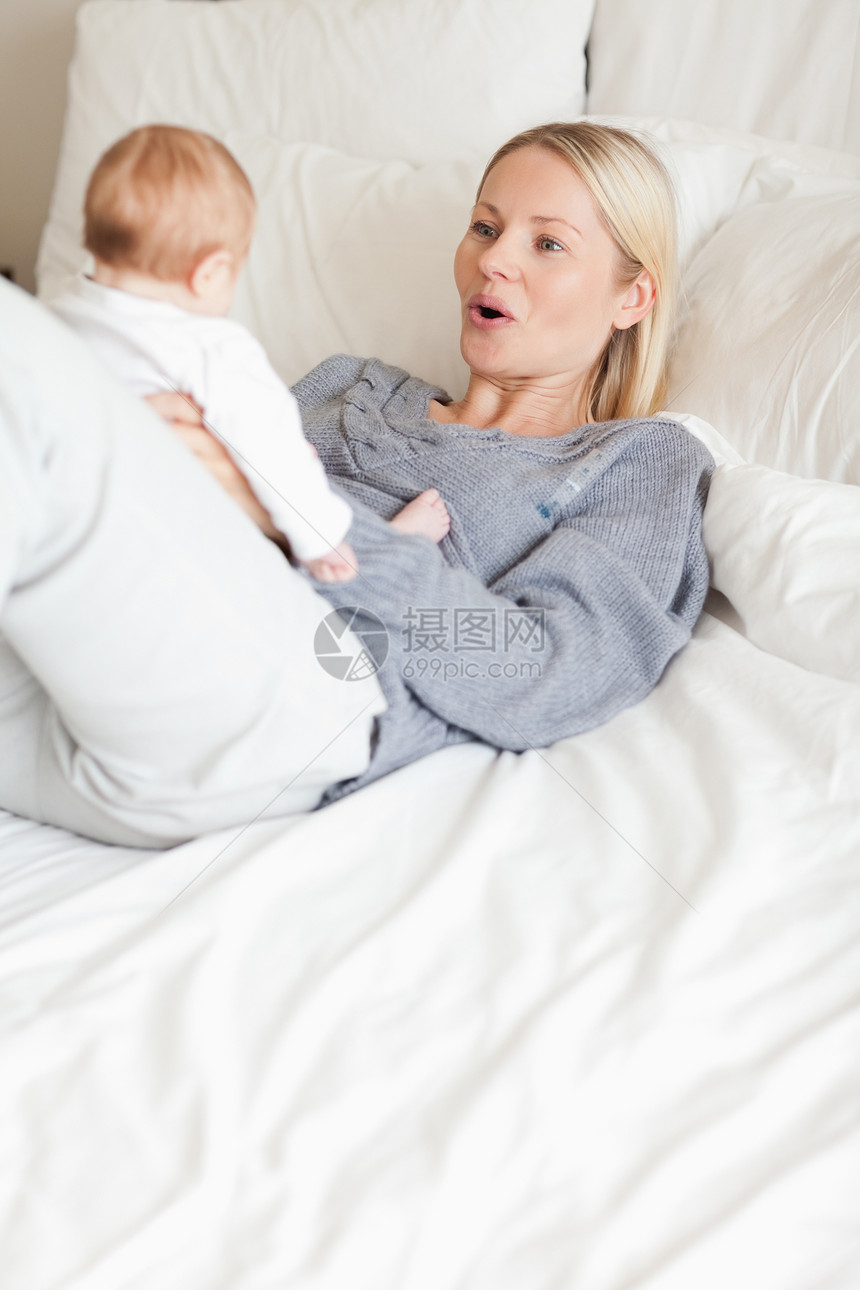 母亲与婴儿玩耍休息成年童年感情情感女婴压痛外表拥抱睡眠图片