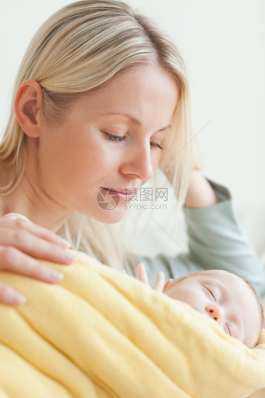 母亲睡在她睡觉的婴儿旁边图片