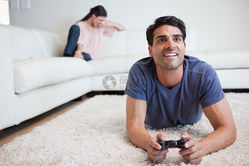 男人在玩电子游戏 而他的未婚夫哭泣图片
