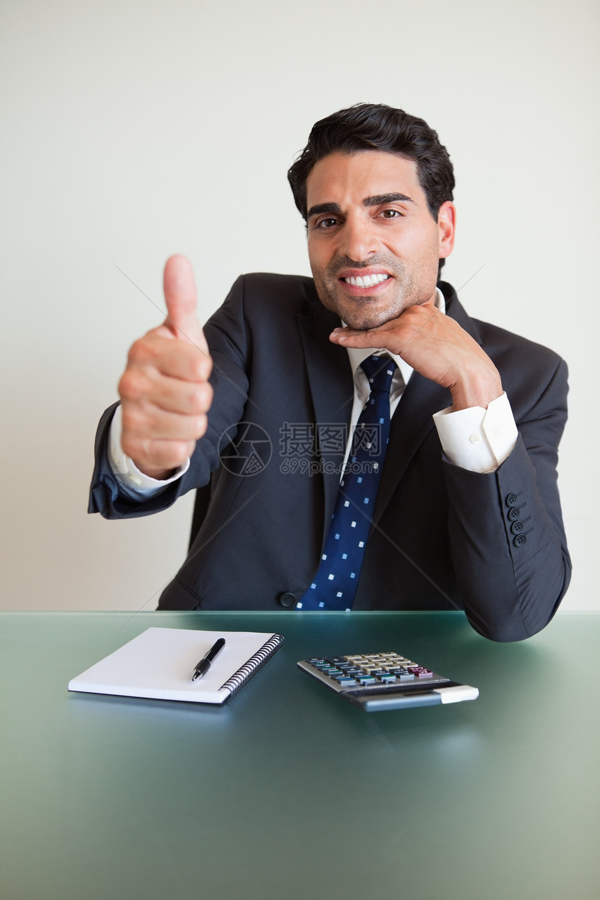 一位年轻会计师举起拇指的肖像图片