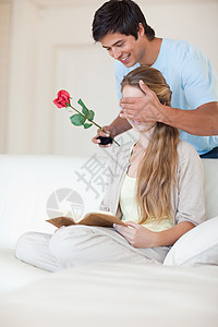 一个男人的肖像 献玫瑰给他女朋友男朋友高清图片素材