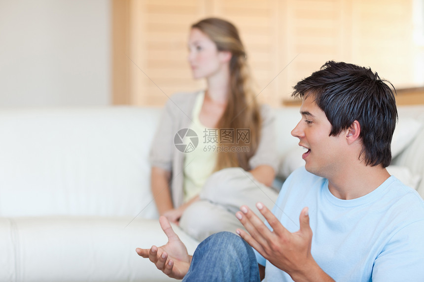年轻夫妇争吵女朋友异性女性悲伤夫妻愤怒丈夫男朋友压力沙发图片