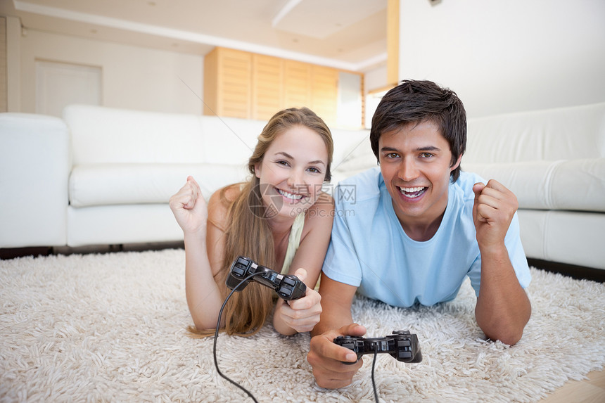 玩电子游戏的年轻情侣图片