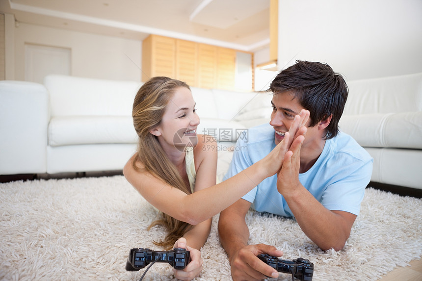 玩游戏游戏的玩耍青年夫妇图片