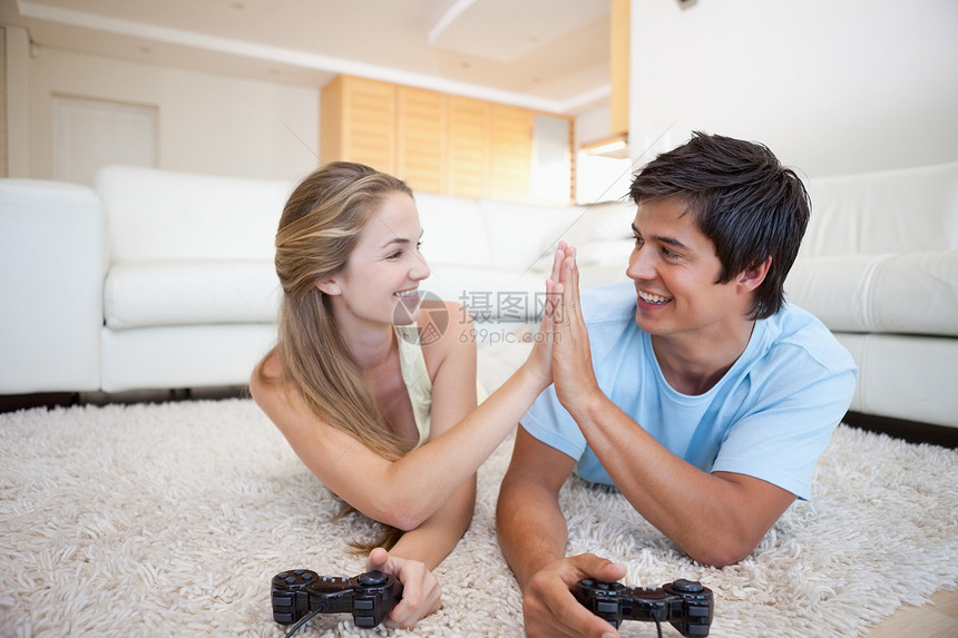 玩电子游戏的玩耍可爱情侣图片