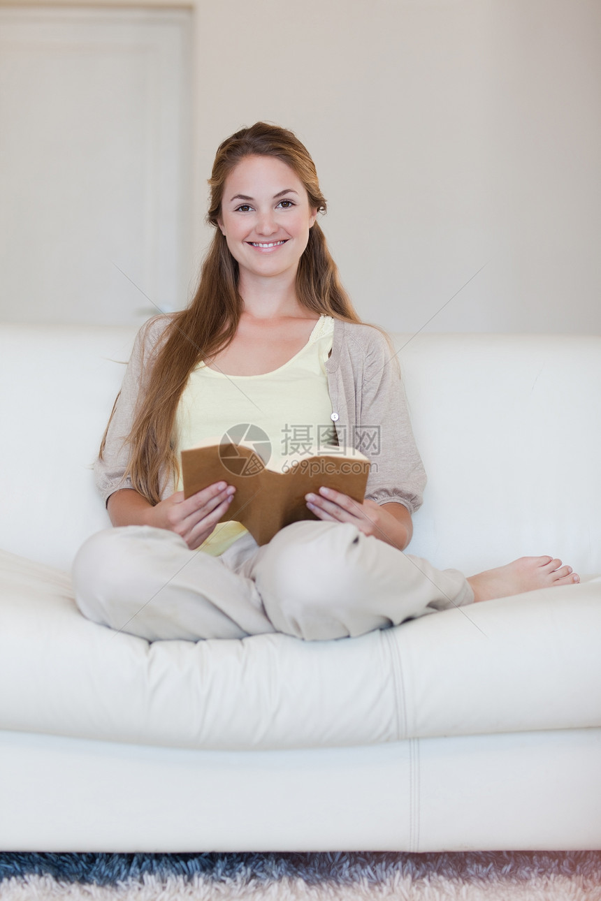 女人喜欢在沙发上读书图片