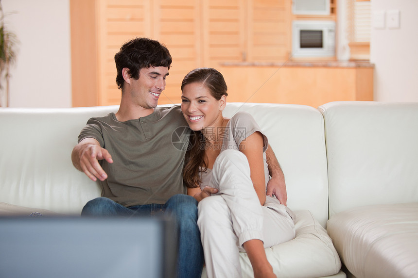 沙发上的情侣一起看电影外表年轻人享受放松长椅闲暇团结女性喜悦控制图片