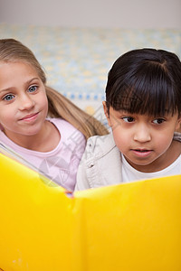女学生阅读的肖像同学们童年学校学习帮助瞳孔童话孩子幸福两个人女孩高清图片素材