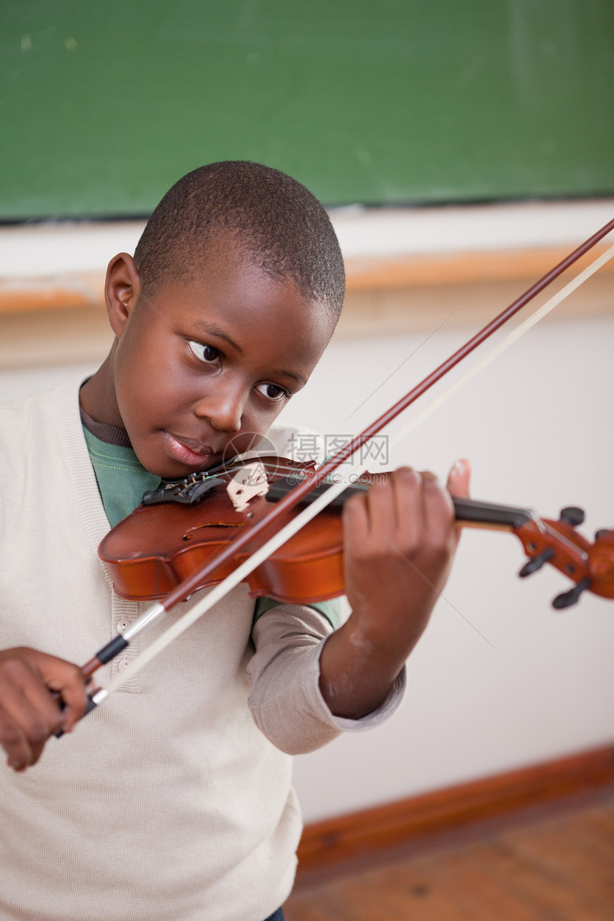 玩小提琴的中小学生的肖像图片