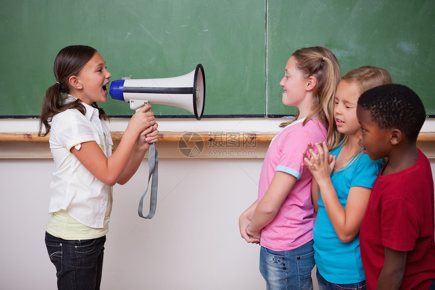女学生用扩音器向同学大喊图片