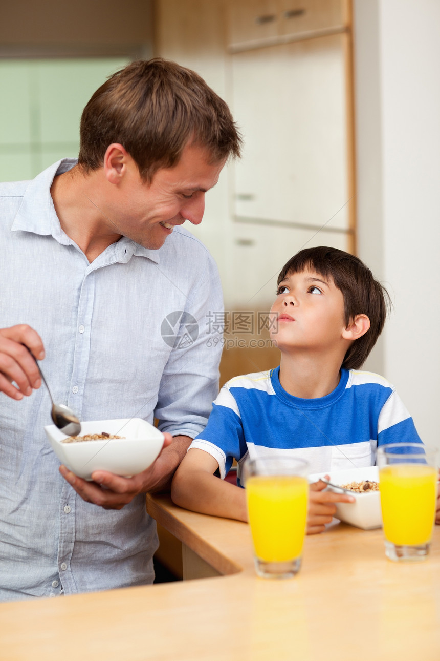 父亲和儿子吃健康早餐图片