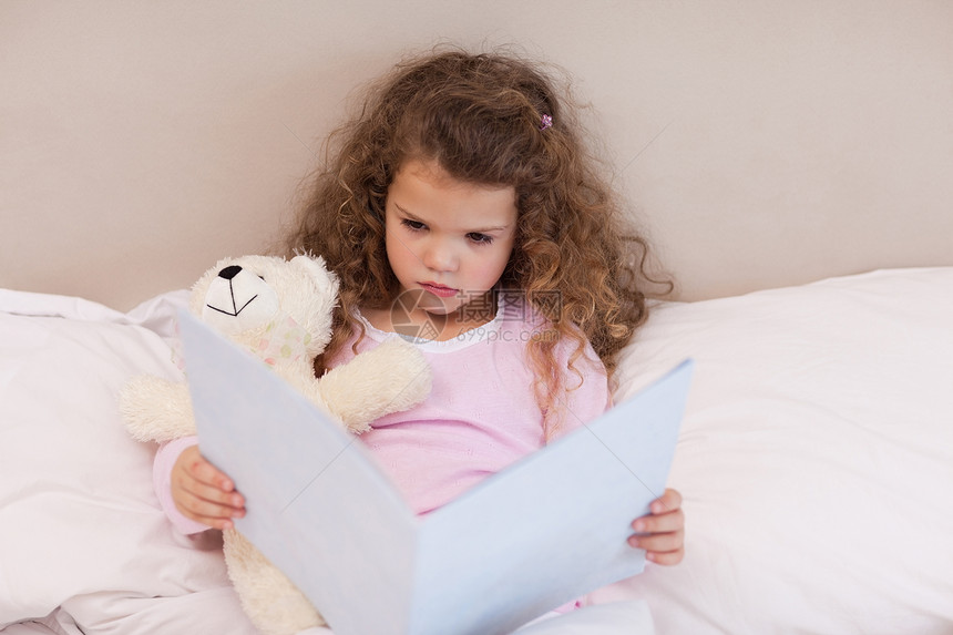 女孩看书就寝女孩们枕头孩子时间故事毯子阅读玩具外表图片