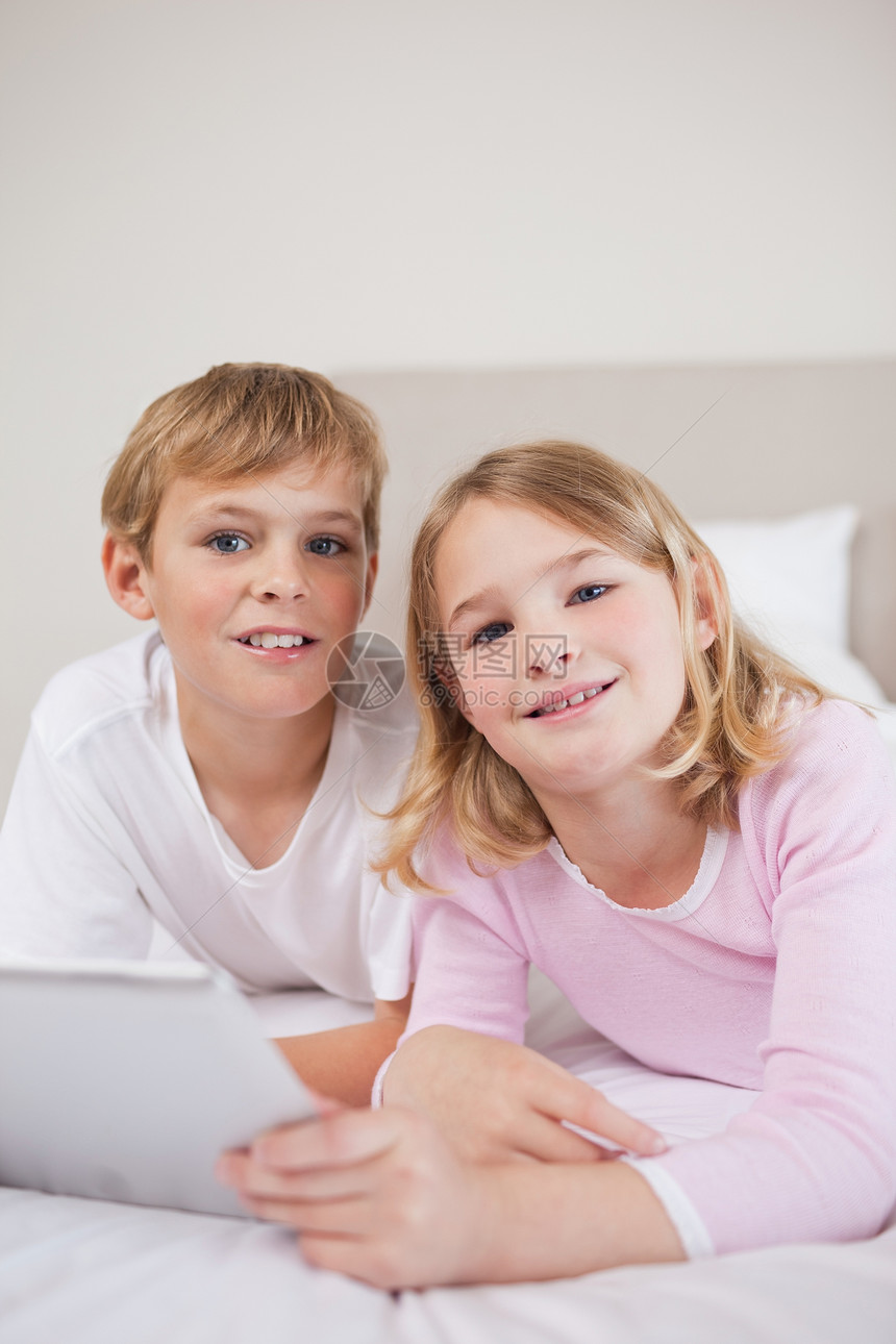 儿童使用平板电脑的肖像图片