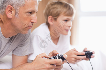 父亲和儿子玩电玩游戏背景图片