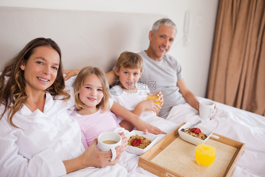 家人在卧室吃早饭快乐男孩们咖啡男人早餐苏醒儿子幸福乐趣家庭享受图片