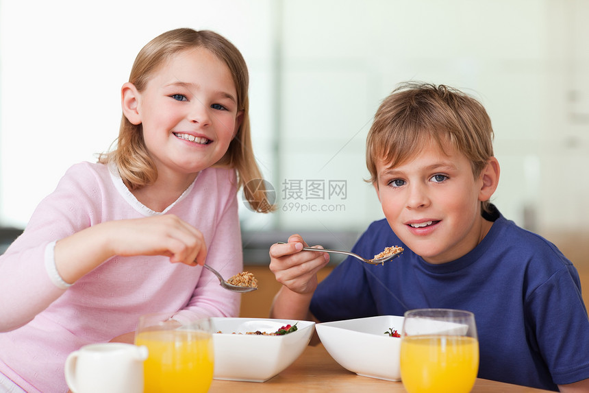 儿童吃早餐的儿童图片