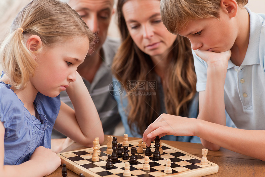 严肃的孩子在他们的标准杆前下棋的特写图片