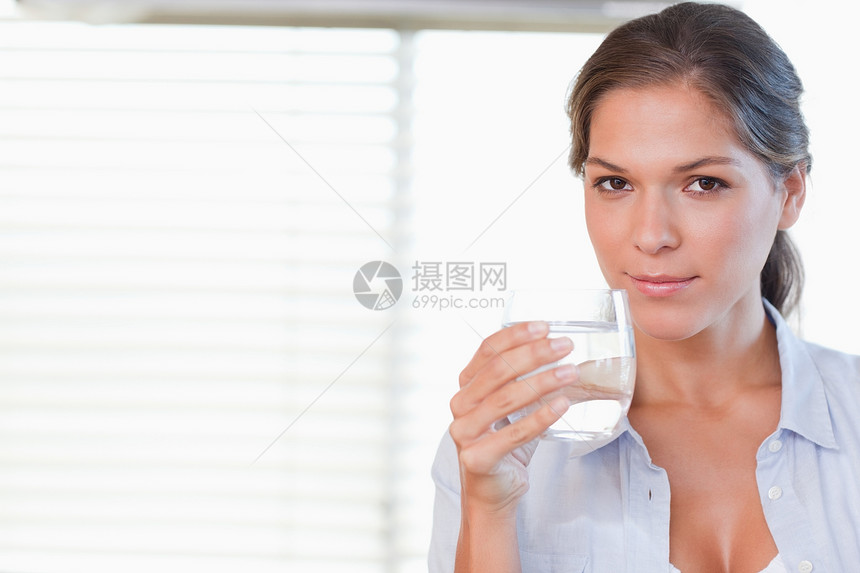 喝杯水的女子主妇微笑厨房闲暇饮料女士矿物幸福乐趣营养图片